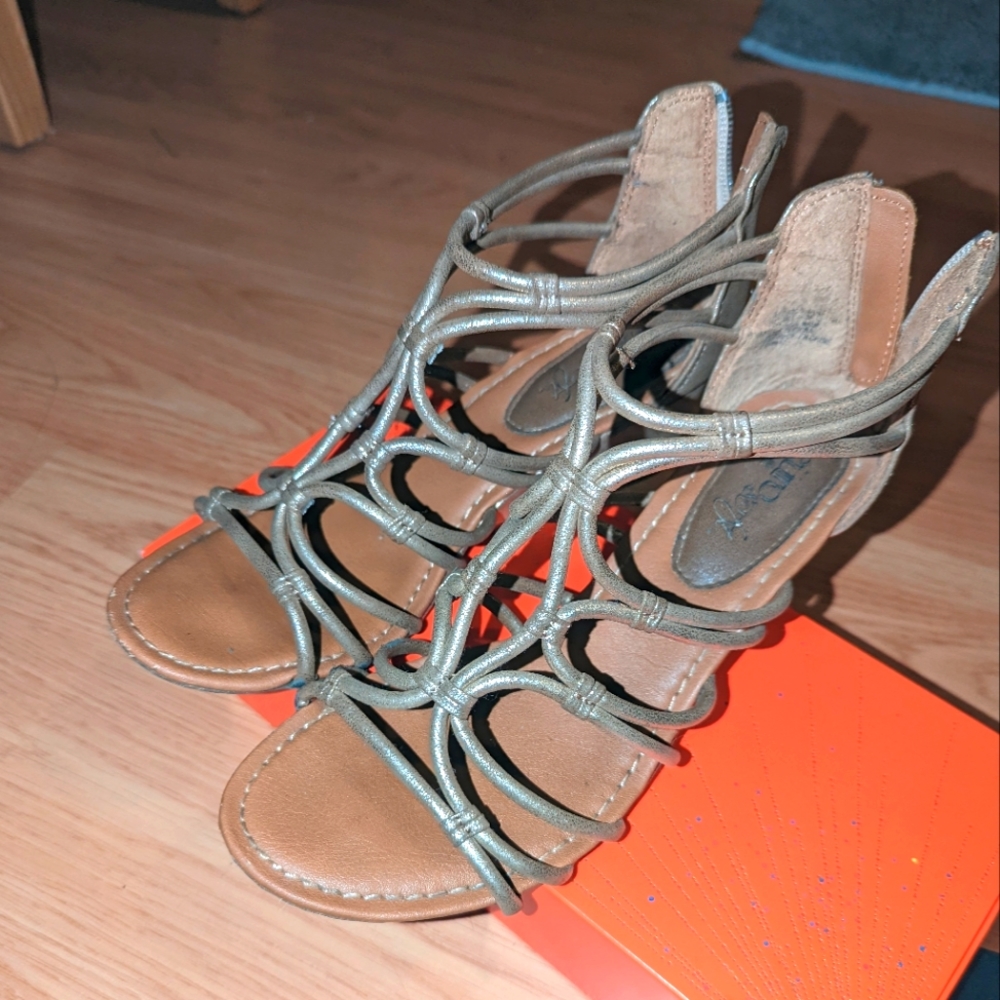 EuroSoft sandals in gold Sz 37